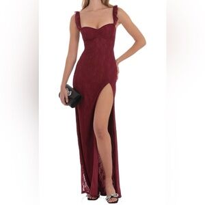 Elegant Burgundy Lace Evening Gown (M)